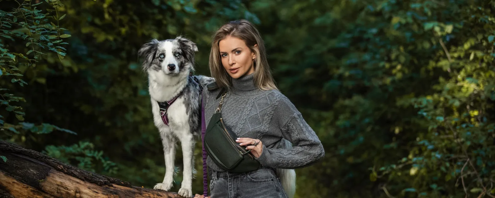 Paula Jagodzińska z psem w lesie, z torebką z kolekcji